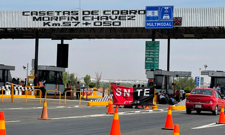 Maestros del SNTE liberan caseta por tercer día