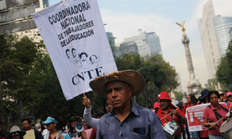 Hoy decide CNTE si levanta la huelga