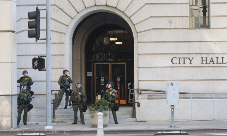 Marines refuerzan seguridad federal en LA