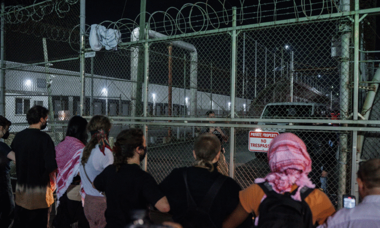Migrantes escapan de prisión privada en Newark