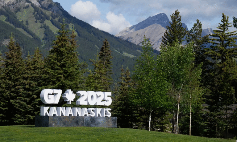 Sheinbaum parte a Canadá para reunión del G-7