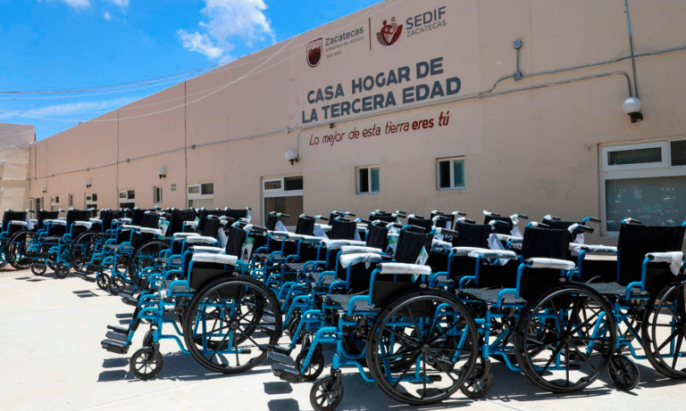 Entregan sillas de ruedas a adultos mayores