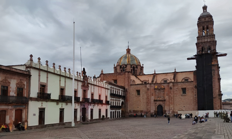 Desmiente INAH hundimientos en Plaza de Armas