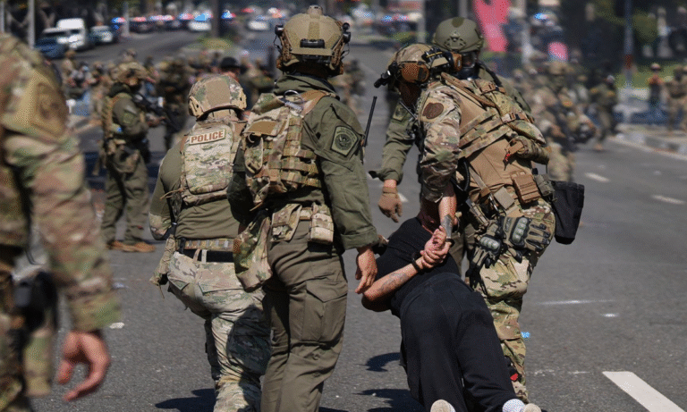 Chocan manifestantes y Guardia Nacional en LA