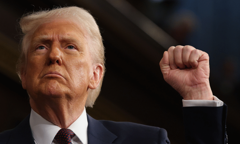 Trump aprueba ley contra migrantes y pobres