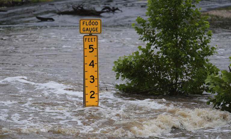 Inundaciones en Texas dejan 51 muertos