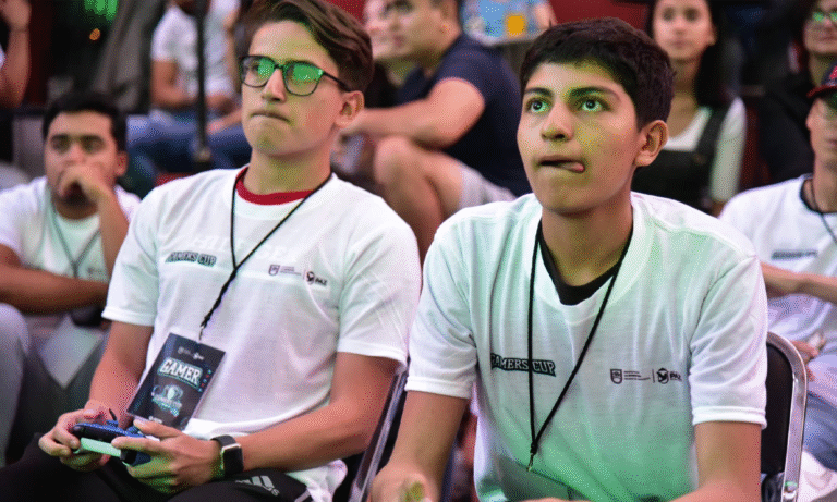Jóvenes compiten por consolas en Gamers Cup