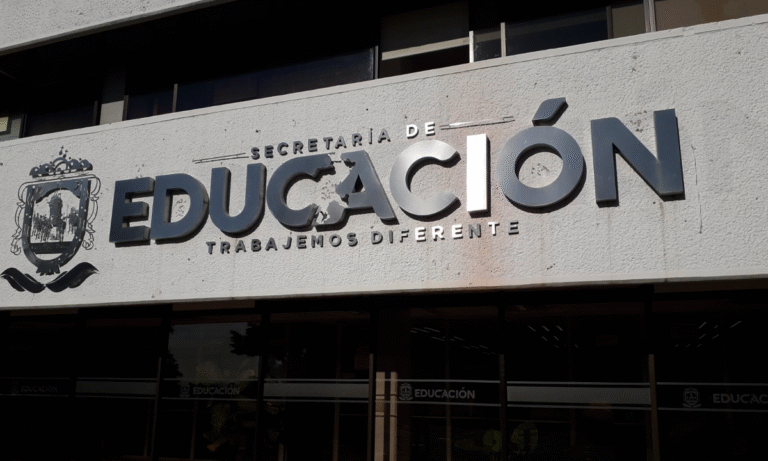 Buscan resolver entrega de títulos pendientes