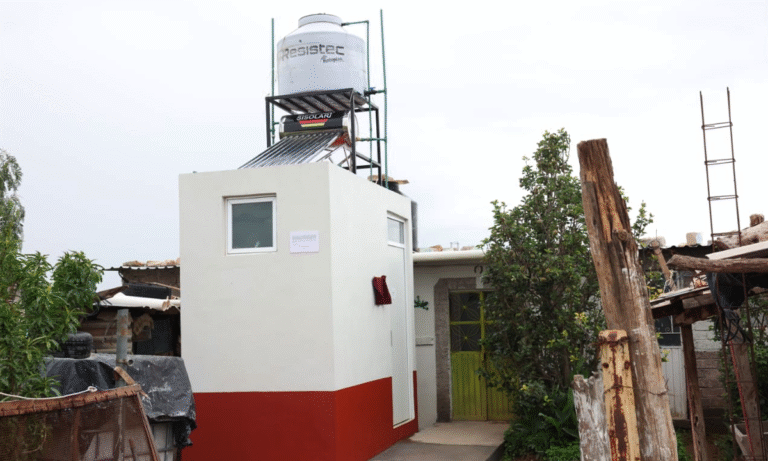 Entregan apoyos de vivienda en Plateros