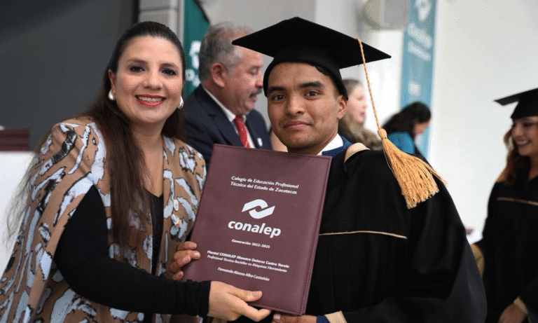 Reconocen a 117 jóvenes egresados del Conalep