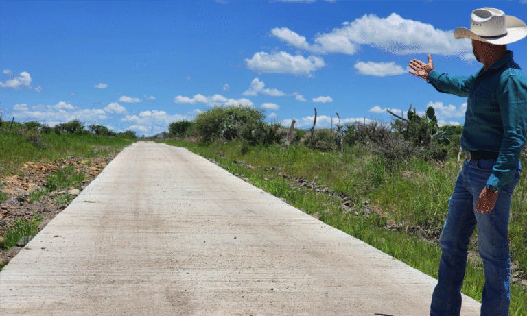 Pavimentan camino en Tepechitlán