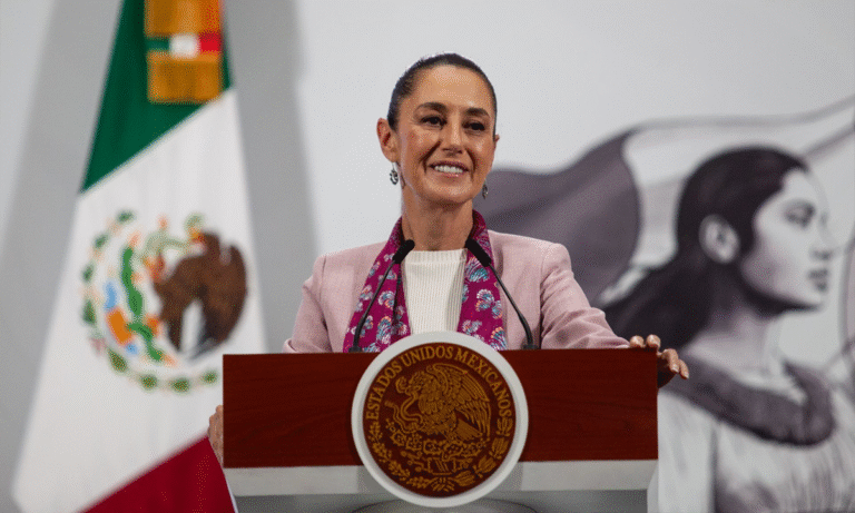 Sheinbaum defiende libros de texto contra el racismo