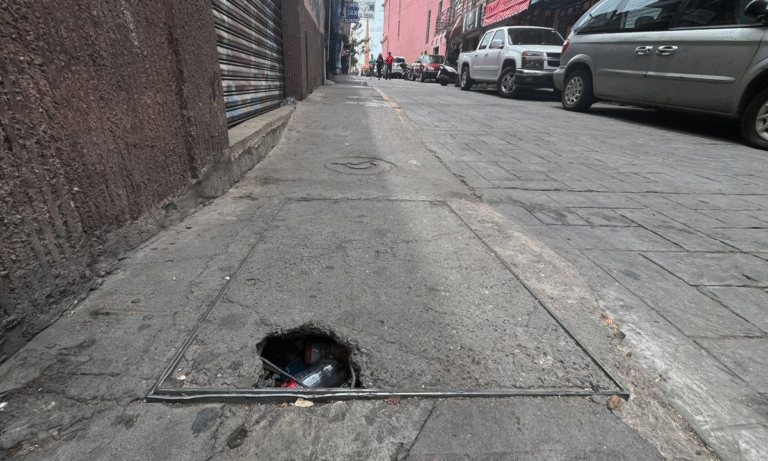 Reparan tapas en zona centro