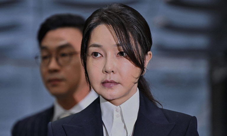 Arrestan a la ex primera dama de Corea del Sur por corrupción