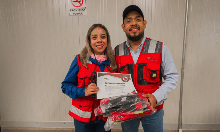 Brigada reconocida Camino Rojo entrega uniformes nuevos