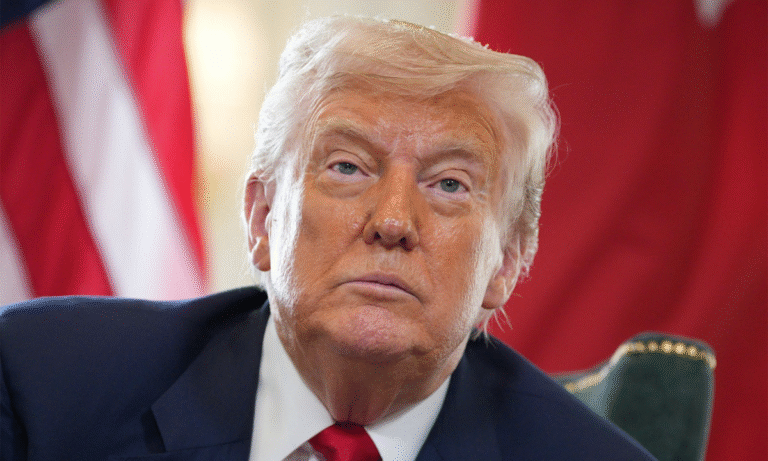 Trump compra deuda de cientos de municipios y empresas