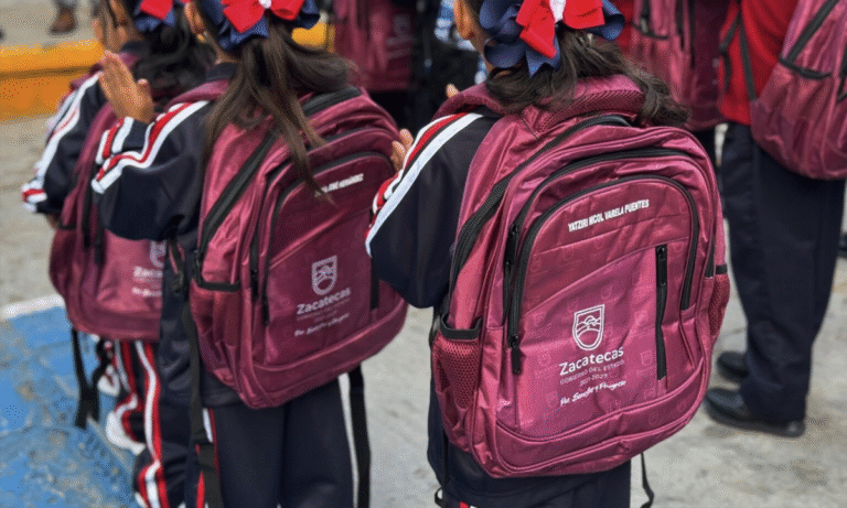 Entregan mochilas y útiles a 270 mil alumnos