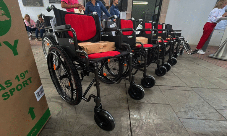 Entrega solidaria fundación dona 53 sillas de ruedas