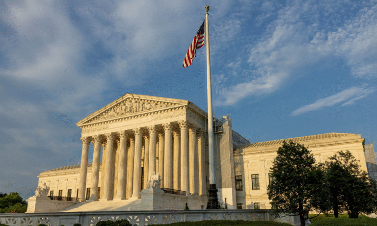 Suprema Corte avala redadas migratorias en Los Ángeles