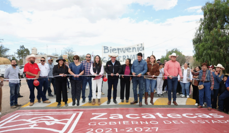 Gobernador inaugura carretera y anuncia más obras